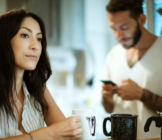 Signs That He is Afraid of Commitment: How to Handle Commitment Issues in a Relationship